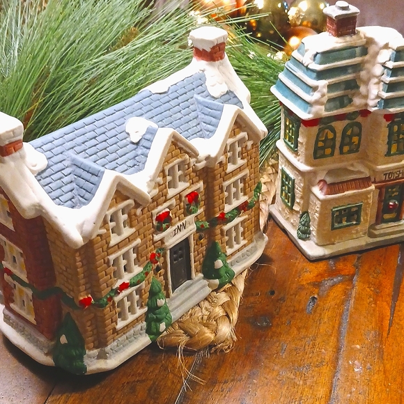 VINTAGE --PORCELAIN VILLAGE INN & TOYSHOP - Picture 4 of 5